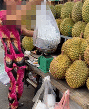 Phẫn nộ lời đáp trả của người phụ nữ bán sầu riêng khi bị phát hiện gian lận: Cân sầu riêng ai cũng sẽ cân thiếu hết, không ai cân đủ!?-2