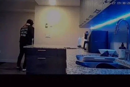 Màn bắt gian kinh điển: Chỉ một phép ngụy trang, người đàn ông 