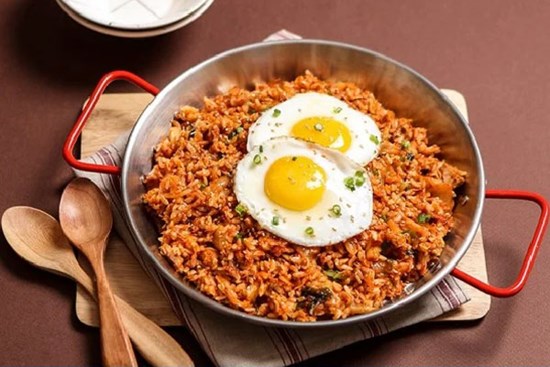 Cách làm cơm rang kim chi hấp dẫn cả nhà đều thích