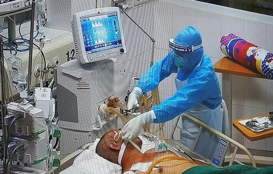 Vì sao nam thanh niên 22 tuổi đang khoẻ mạnh mắc Covid-19 lại chuyển biến nặng