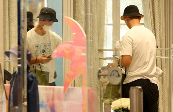 Cầu thủ Duy Mạnh tranh thủ đi mua đồ cho con trai tại Dubai-1