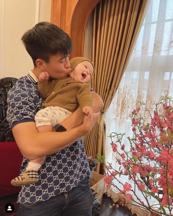 Cầu thủ Duy Mạnh tranh thủ đi mua đồ cho con trai tại Dubai-5