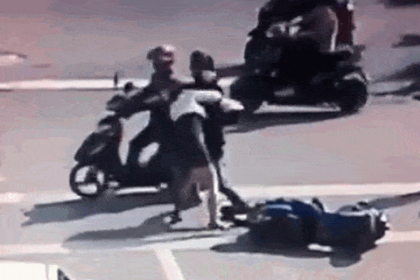 Clip: Đánh cô gái sau va chạm, nam thanh niên nhận ngay kết đắng