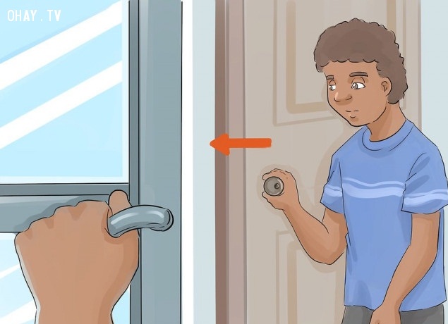 Có kẻ lạ mặt đột nhập vào phòng khách sạn, cô bé nhanh trí nói 1 câu cứu mình khỏi nguy hiểm-2