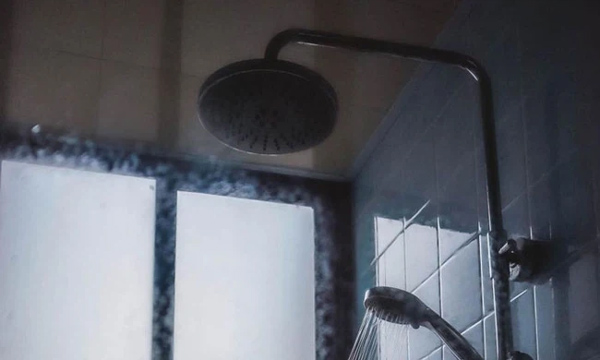 Đang tắm thì phát hiện camera rơi xuống sàn, người phụ nữ biết danh tính thủ phạm liền đòi ly hôn, sau đó có hành động khó hiểu-1