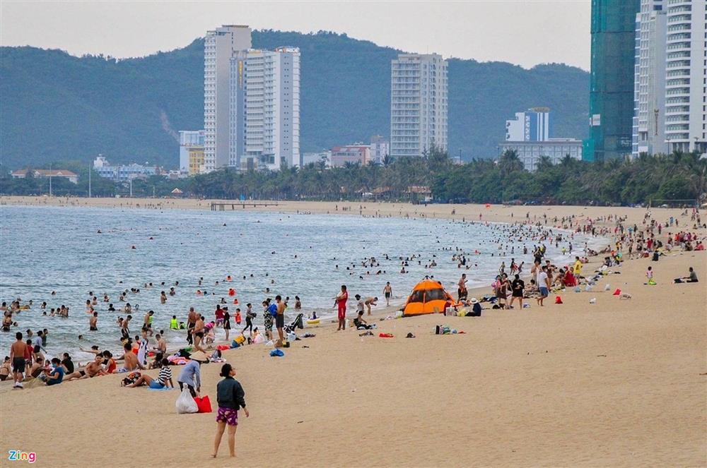 Người dân Nha Trang ùn ùn đi tắm biển, xe máy dựng chật kín vỉa hè-1