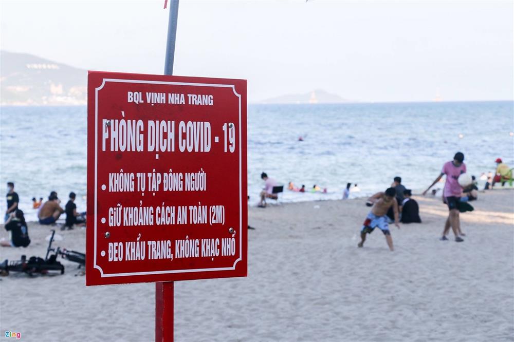 Người dân Nha Trang ùn ùn đi tắm biển, xe máy dựng chật kín vỉa hè-2