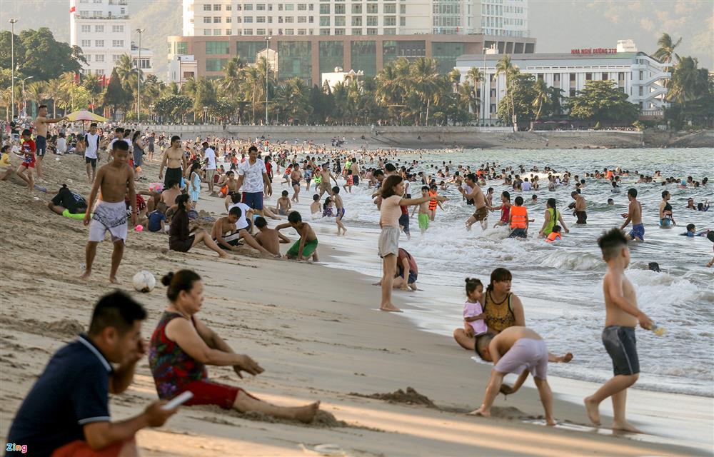 Người dân Nha Trang ùn ùn đi tắm biển, xe máy dựng chật kín vỉa hè-3
