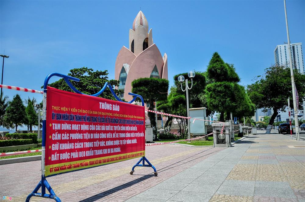 Người dân Nha Trang ùn ùn đi tắm biển, xe máy dựng chật kín vỉa hè-5