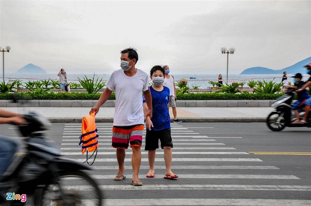 Người dân Nha Trang ùn ùn đi tắm biển, xe máy dựng chật kín vỉa hè-7