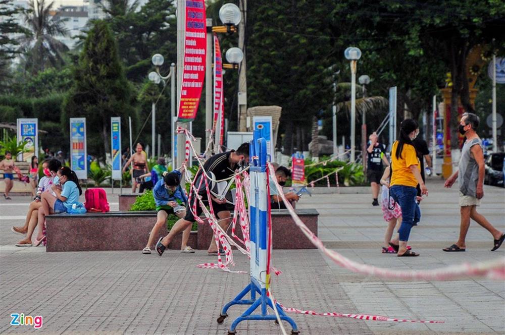Người dân Nha Trang ùn ùn đi tắm biển, xe máy dựng chật kín vỉa hè-8