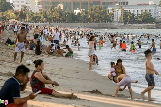 Người dân Nha Trang ùn ùn đi tắm biển, xe máy dựng chật kín vỉa hè