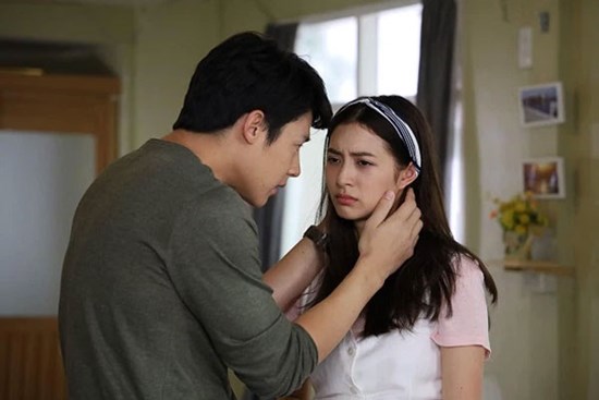 Sinh con xong, vợ ôm 2 bầu ngực sưng to đau đớn nhưng nhất quyết không chịu cho con bú