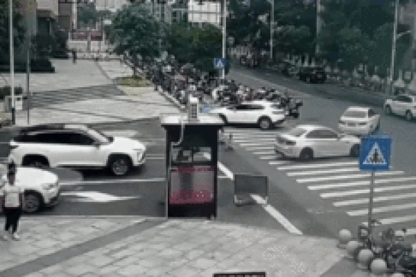 Đạp nhầm chân ga, nữ tài xế tông gục bốt bảo vệ của tòa chung cư-1