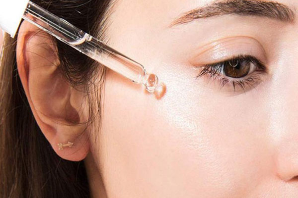 Bôi serum vitamin C: 3 điều nên và 2 điều không nên làm để da thực sự sáng mịn bật tông-4
