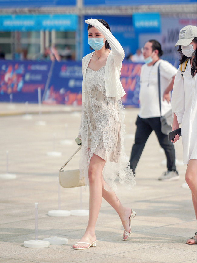 Street style Châu Á: Nhiều chị em lên đồ đẹp đỉnh nhưng cũng có những pha diện váy thật sự khó cảm-1