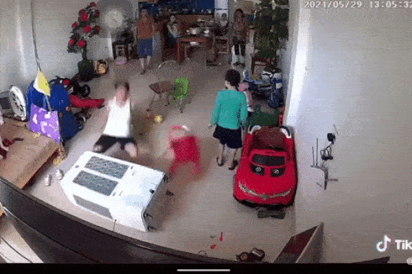 Clip: Tai nạn liên hoàn khiến ít nhất 2 người chết, nhiều người nguy kịch-3