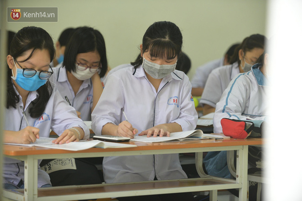 Thi lớp 10 ở Hà Nội: Không bật điều hoà, cha mẹ không được tập trung ở cổng trường-2