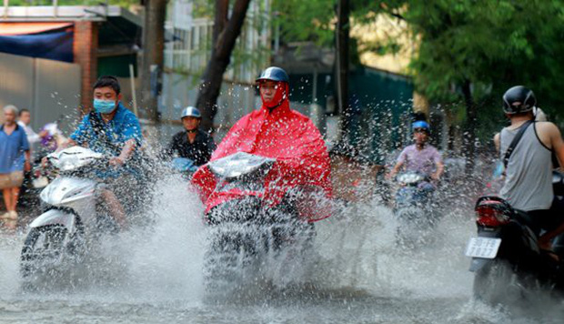 Miền Bắc sắp đón những trận mưa lớn kèm dông lốc, thổi bay nắng nóng gay gắt 40 độ C-1