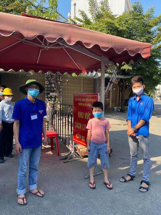 Bé trai 7 tuổi đánh bại COVID-19 bằng hành trình độc mã đầy dũng cảm từ lúc đi cách ly cho tới khi về nhà khiến người lớn cũng phải cảm phục-2