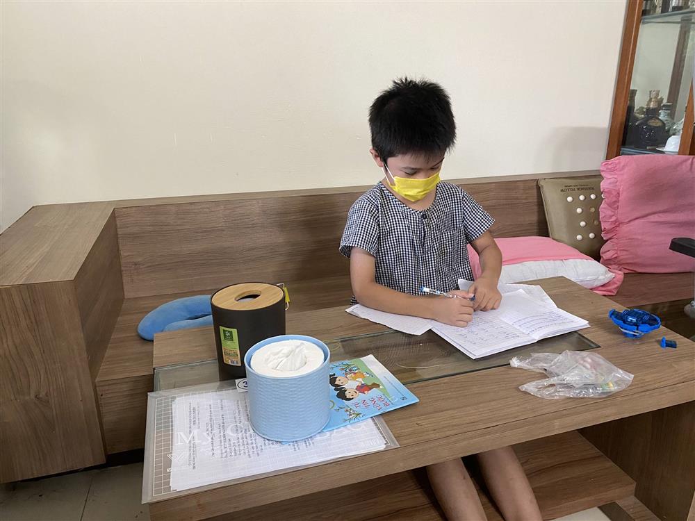 Bé trai 7 tuổi đánh bại COVID-19 bằng hành trình độc mã đầy dũng cảm từ lúc đi cách ly cho tới khi về nhà khiến người lớn cũng phải cảm phục-3