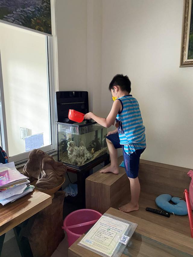 Bé trai 7 tuổi đánh bại COVID-19 bằng hành trình độc mã đầy dũng cảm từ lúc đi cách ly cho tới khi về nhà khiến người lớn cũng phải cảm phục-4