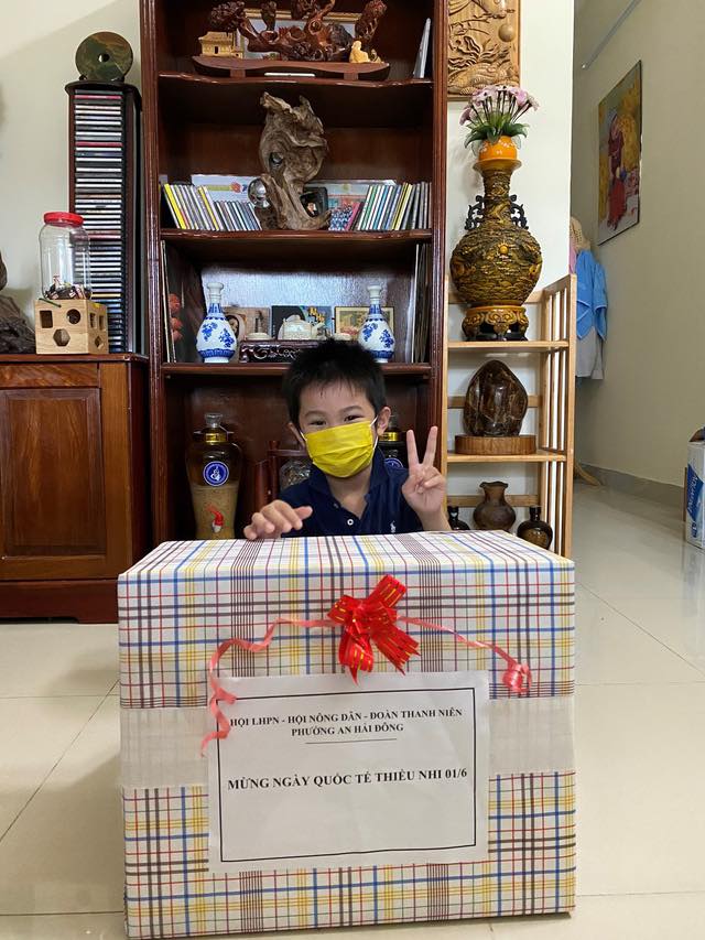 Bé trai 7 tuổi đánh bại COVID-19 bằng hành trình độc mã đầy dũng cảm từ lúc đi cách ly cho tới khi về nhà khiến người lớn cũng phải cảm phục-5