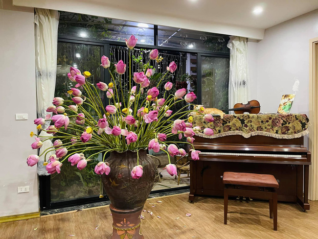 Dân mạng choáng váng với bình hoa sen kích thước khổng lồ bằng cả chiếc đàn piano, đến khi hoa nở mới thực sự choáng ngợp-1