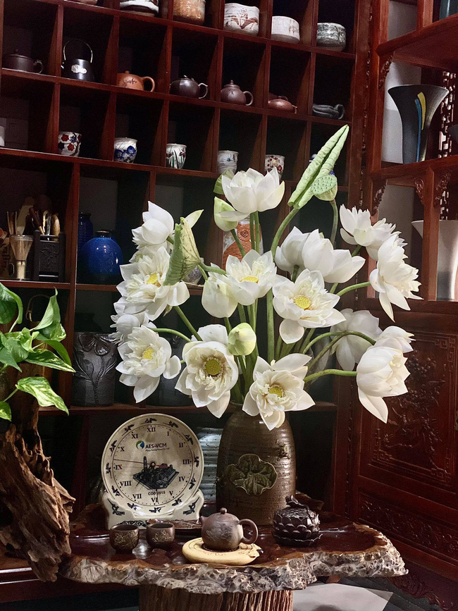 Dân mạng choáng váng với bình hoa sen kích thước khổng lồ bằng cả chiếc đàn piano, đến khi hoa nở mới thực sự choáng ngợp-11