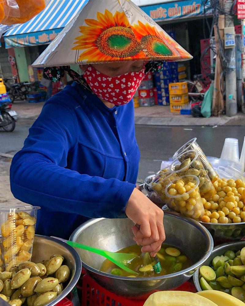 Xe trái cây dạo 30 năm gây nghiện với món lạ ổi luộc chấm mắm ruốc-1