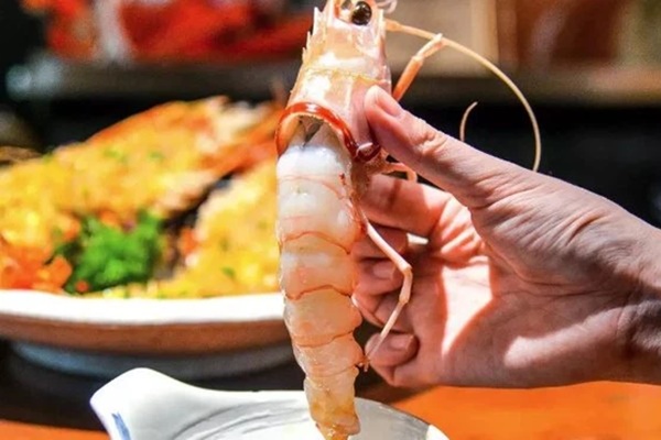 Chỉ làm duy nhất việc này trước khi ăn tôm và người đàn ông tử vong: Chuyên gia cảnh báo nguy cơ khi ăn hải sản có vỏ!-1