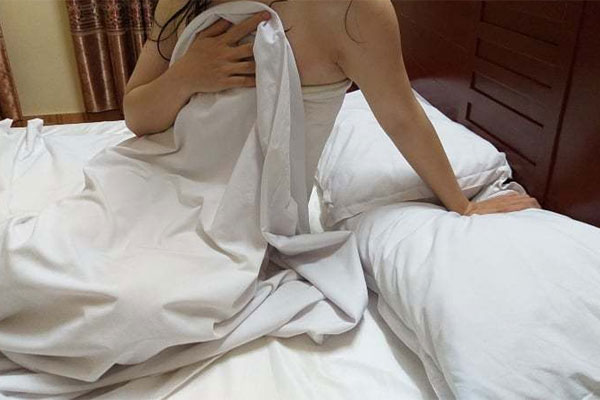 Tụt cảm xúc khi nhìn thấy thứ nhạy cảm bé xíu trên cơ thể bạn gái ngoan hiền-3