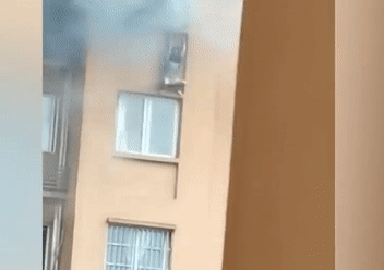 Căn hộ bốc cháy dữ dội, cô gái 23 tuổi liều mình đu ngoài cửa sổ để thoát thân nhưng chỉ vài giây sau lại là thảm họa khủng khiếp-3
