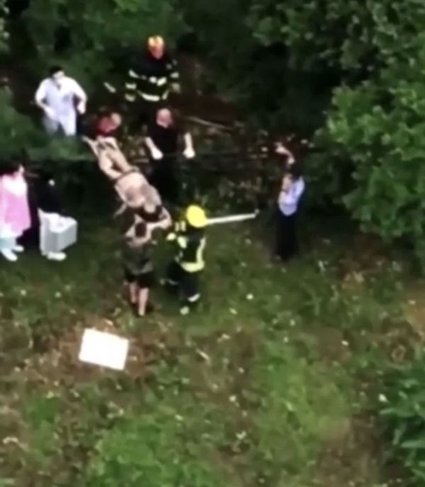 Căn hộ bốc cháy dữ dội, cô gái 23 tuổi liều mình đu ngoài cửa sổ để thoát thân nhưng chỉ vài giây sau lại là thảm họa khủng khiếp-4