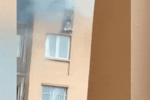 Căn hộ bốc cháy dữ dội, cô gái 23 tuổi liều mình đu ngoài cửa sổ để thoát thân nhưng chỉ vài giây sau lại là thảm họa khủng khiếp