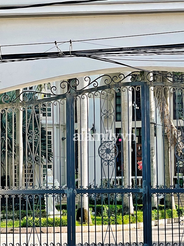 Biệt thự xa hoa của vợ chồng bà Phương Hằng ở Bình Dương, bảo vệ nghiêm ngặt 24/24, dàn xế hộp hạng sang ra vào liên tục-6