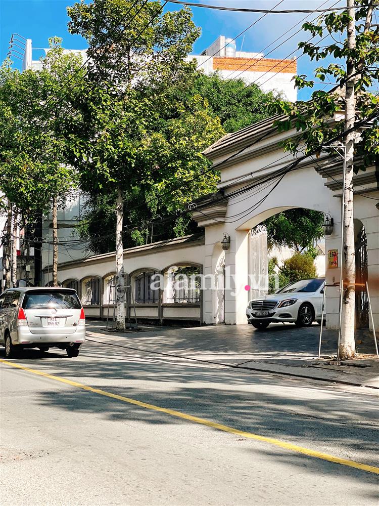 Biệt thự xa hoa của vợ chồng bà Phương Hằng ở Bình Dương, bảo vệ nghiêm ngặt 24/24, dàn xế hộp hạng sang ra vào liên tục-10