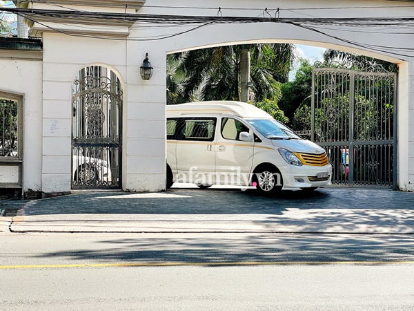 Biệt thự xa hoa của vợ chồng bà Phương Hằng ở Bình Dương, bảo vệ nghiêm ngặt 24/24, dàn xế hộp hạng sang ra vào liên tục-14