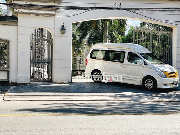 Biệt thự xa hoa của vợ chồng bà Phương Hằng ở Bình Dương, bảo vệ nghiêm ngặt 24/24, dàn xế hộp hạng sang ra vào liên tục-15