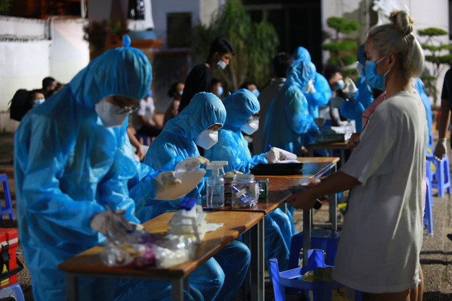 Từ tâm dịch Gò Vấp: Phóng viên bật khóc khi cổ họng đau rát, phía trước là F1 bên kia là F2...-9