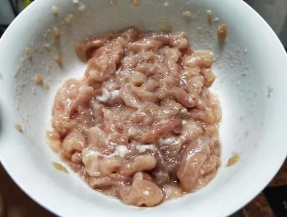 Làm gì nếu càng chiên thịt nạc càng cứng? Đầu bếp dạy bạn một mẹo nhỏ, thịt mềm và không bị hôi, ngược lại rất thơm-4