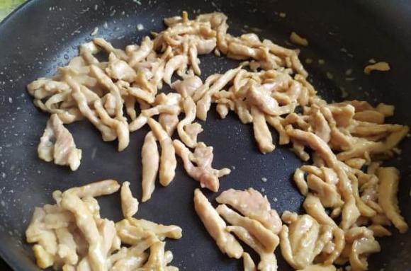 Làm gì nếu càng chiên thịt nạc càng cứng? Đầu bếp dạy bạn một mẹo nhỏ, thịt mềm và không bị hôi, ngược lại rất thơm-5