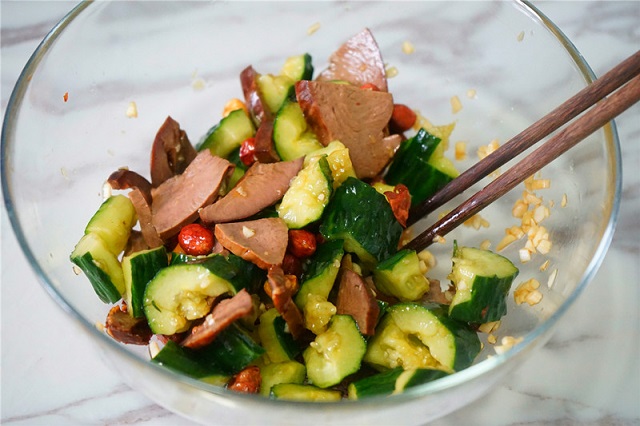 Cách làm món salad tim heo dưa chuột xua tan cái nóng ngày hè oi ả-7