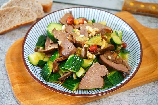 Cách làm món salad tim heo dưa chuột xua tan cái nóng ngày hè oi ả