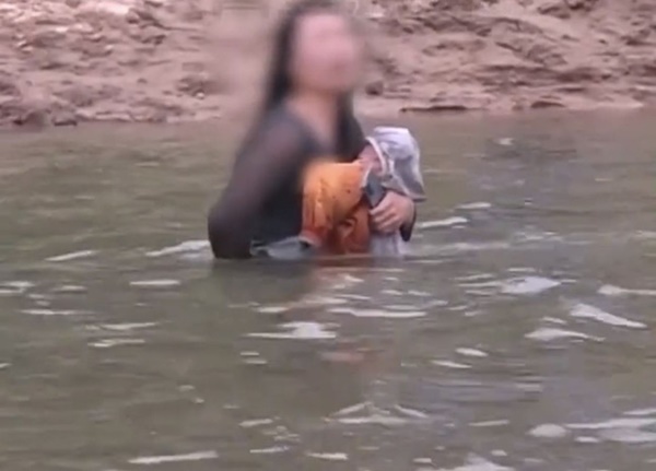 Mẹ ôm con nhảy sông tự tử được đội cứu hộ giúp đỡ, hành động tiếp theo của cô ta làm dấy lên căm phẫn: Ác hơn thú dữ-1