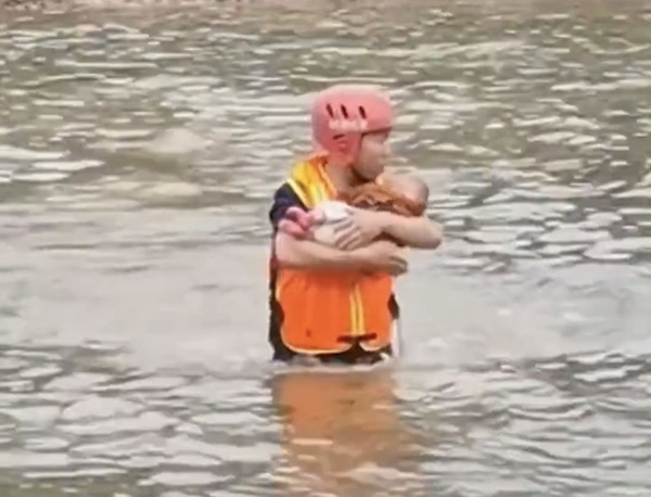 Mẹ ôm con nhảy sông tự tử được đội cứu hộ giúp đỡ, hành động tiếp theo của cô ta làm dấy lên căm phẫn: Ác hơn thú dữ-4