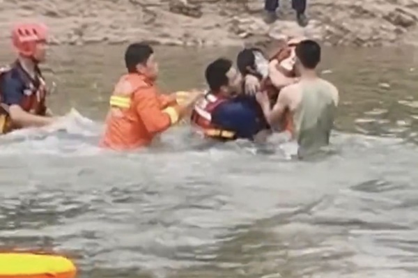 Mẹ ôm con nhảy sông tự tử được đội cứu hộ giúp đỡ, hành động tiếp theo của cô ta làm dấy lên căm phẫn: Ác hơn thú dữ-3