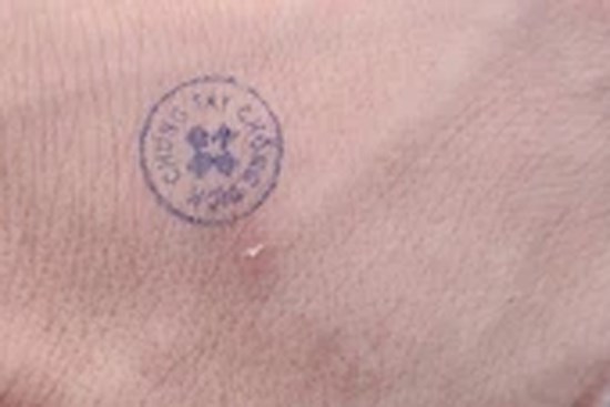 Đóng dấu giả vào tay với giá 500.000 đồng/người để “thông chốt” kiểm dịch Covid-19