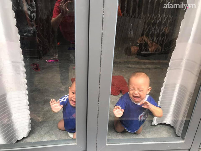 Nhờ chồng trông con để ra ngoài, mẹ trẻ quay về thấy 2 bé khóc ầm ĩ ở cửa, nhìn vào trong nhà thì hạn hán lời-2