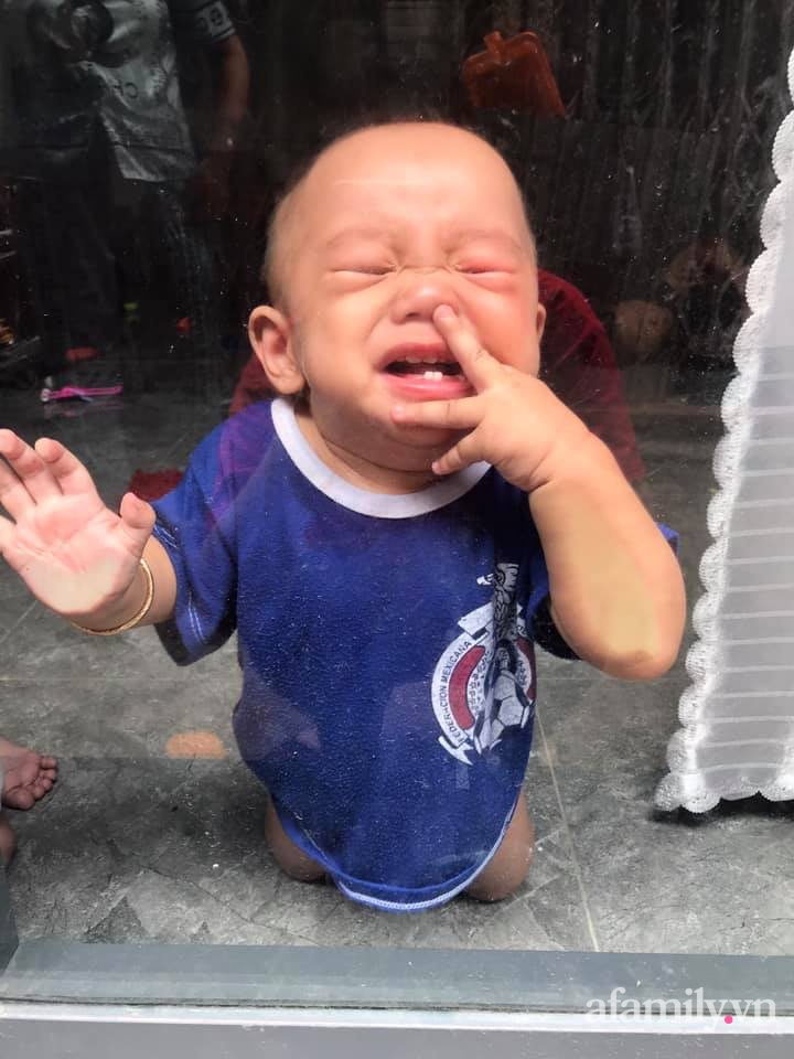 Nhờ chồng trông con để ra ngoài, mẹ trẻ quay về thấy 2 bé khóc ầm ĩ ở cửa, nhìn vào trong nhà thì hạn hán lời-5